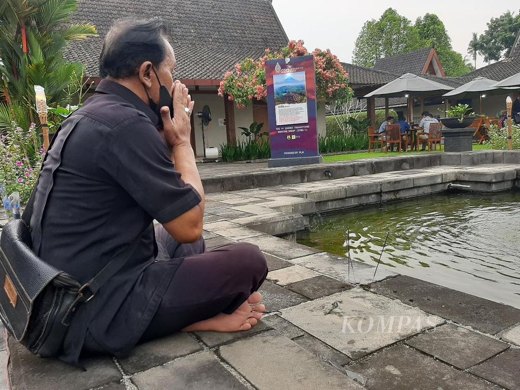 Salah seorang pawang hujan, Agus Sumadyo (63), khusyuk berdoa di halaman Hotel Manohara, Kecamatan Borobudur, Kabupaten Magelang, Jawa Tengah, Jumat (25/3/2022). Doa tersebut berisi permohonan, meminta agar hujan tidak turun dan tidak mengganggu acara kunjungan rombongan delegasi G20 ke Candi Borobudur.