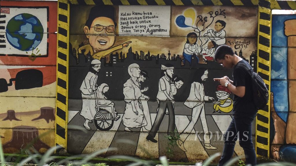 Mural menjadi salah satu media bagi masyarakat untuk menyerukan toleransi dalam kehidupan beragama. Hal itu salah satunya di temui di Jalan Juanda, Kota Depok, Jawa Barat, Sabtu (22/2/2020). Mural itu menggambarkan karikatur sosok Gus Dur, berpadu dengan gambar umat yang berbeda agama. 