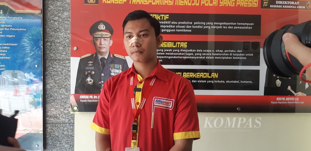 Rizki Pratama (22), karyawan Alfamart, korban pencurian dengan kekerasan oleh perampok bersenjata spesialis Alfamart di Jakarta Selatan saat ditemui di Polda Metro Jaya, Senin (29/5/2023). Ia mendapat luka bacok golok oleh pelaku pada Jumat (12/5/2023).