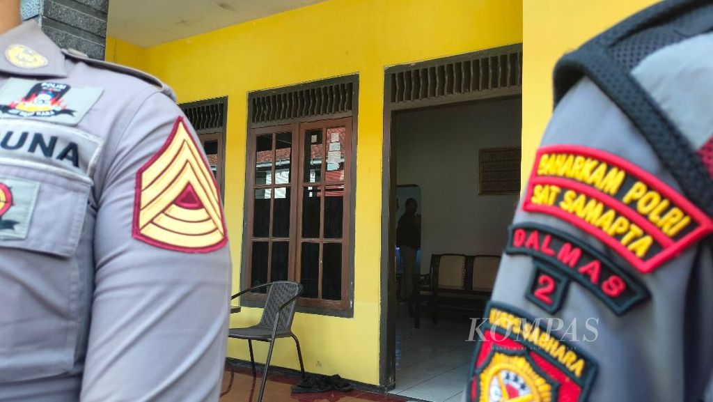 Rumah tiga korban di Desa Mertoyudan, Kabupaten Magelang, Jawa Tengah, dibuka sesaat ketika dilakukan olah tempat perkara, Selasa (29/11/2022).