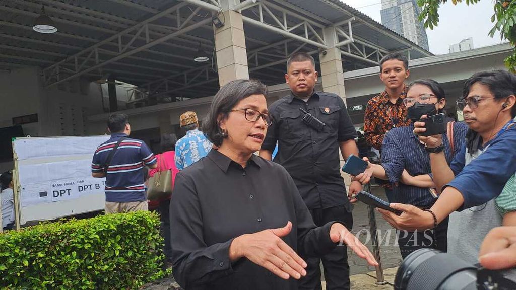 Menteri Keuangan Sri Mulyani memberi keterangan kepada wartawan seusai menggunakan hak pilihnya di Tempat Pemungutan Suara (TPS) 73 di Masjid Assalam, Jalan Mandar X, Pondok Karya, Pondok Aren, Tangerang Selatan, Rabu, (14/2/2024). 