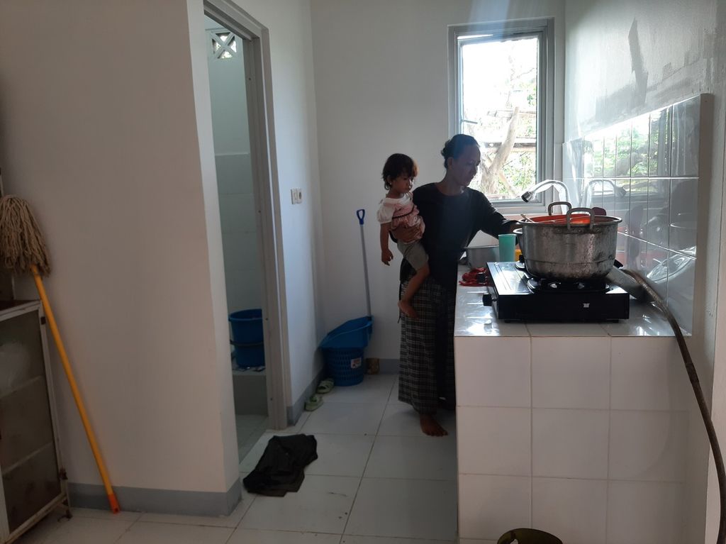 Hayati (41) memperlihatkan kondisi ruang dapur rumah yang telah direnovasi Yayasan Buddha Tzu Chi Indonesia di Kelurahan Kamal Muara, Kecamatan Penjaringan, Jakarta Utara, Kamis (30/3/2023).