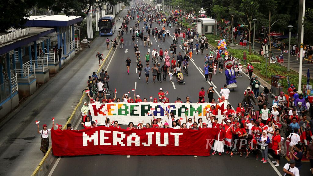 Komunitas perajut yang tergabung dalam RajutKejut pawai sembari membawa hasil rajutan bertuliskan "Merajut Keberagaman" di area bebas kendaraan Jalan Sudirman, Jakarta, Minggu (21/4/2019). Kegiatan ini sebagai bentuk ajakan kepada semua komponen bangsa untuk kembali bersatu dalam keberagaman setelah usai gelaran pemilu.KOMPAS/HERU SRI KUMORO (KUM)21-04-2019