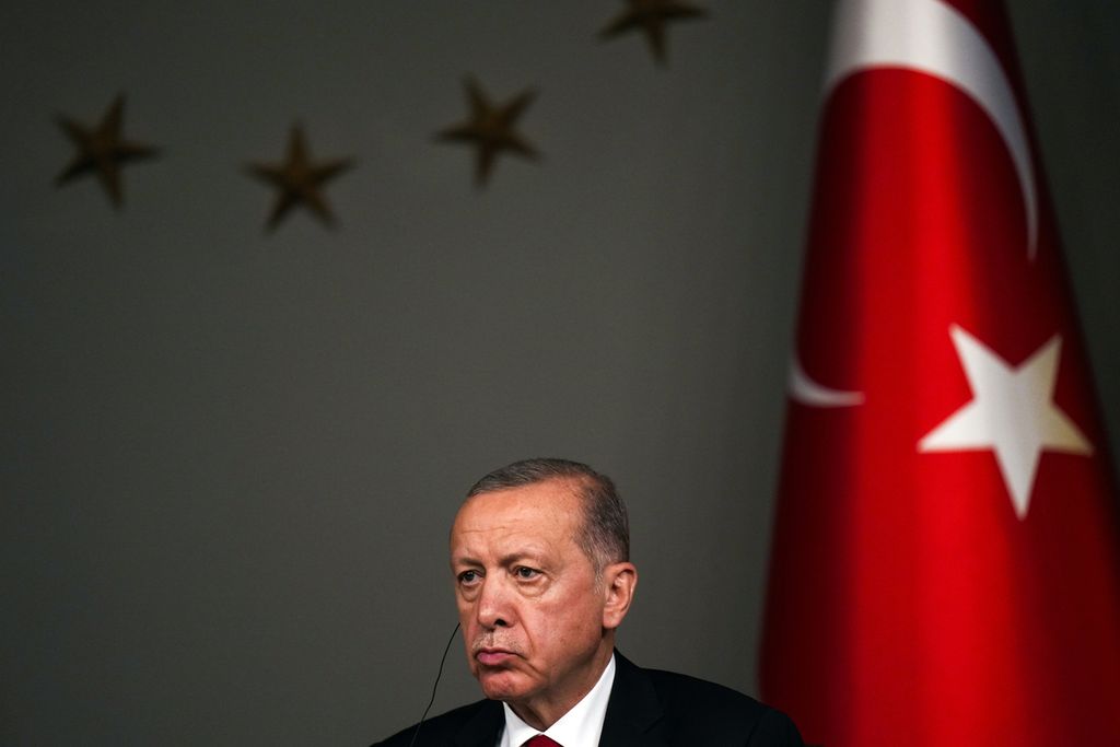 Presiden Turki Recep Tayyip Erdogan memberikan keterangan kepada media di istanbul, Turki, Sabtu (8/7/2023). Erdogan mengajukan tuntutan baru agar aksesi keanggotan NATO Swedia berjalan mulus, yakni membuka aksesi keanggotaan Uni Eropa yang terhenti sejak tahun 2016. 