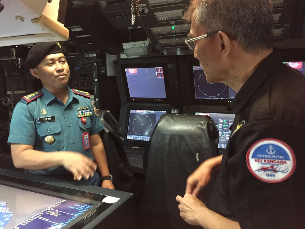 Komandan KRI Alugoro-405 Letnan Kolonel Laut (P) Topan Agung Yuwono berdiskusi dengan anggota Paguyuban Hiu Kencana, mantan anggota Satuan Kapal Selam Angkatan Laut, di ruang kendali kapal selam yang sedang sandar di Surabaya, Jawa Timur, Senin (18/9/2023).