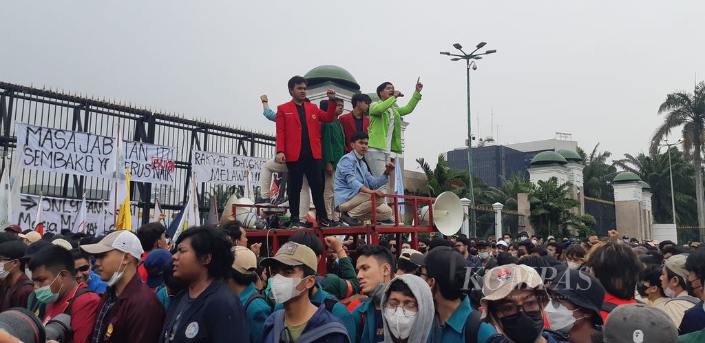 Mahasiswa aliansi Badan Eksekutif Mahasiswa Seluruh Indonesia berunjuk rasa di depan Gedung Parlemen, Jalan Gatot Subroto, Jakarta Pusat, Senin (11/4/2022) siang.