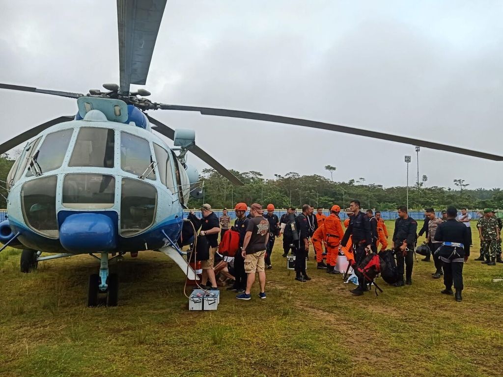 Tim gabungan di sebuah lapangan di wilayah Kabupaten Merangin, Jambi, Senin (20/2/2023), bersiap mencari dan mengevakuasi rombongan Kapolda Jambi. Rombongan tersebut menaiki helikopter yang jatuh di wilayah Kerinci pada Minggu (19/2/2023). 