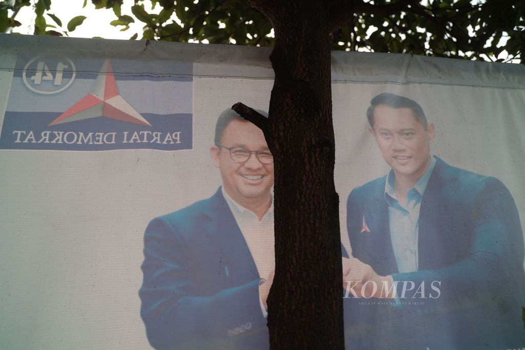Poster bakal calon presiden dari Koalisi Perubahan untuk Persatuan Anies Baswedan dan Ketua Umum Partai Demokrat Agus Harimurti Yudhoyono (AHY) terpasang di sebuah pohon di Jalan Juanda, Ciputat, Tangerang Selatan, Banten, Jumat (1/9/2023). 
