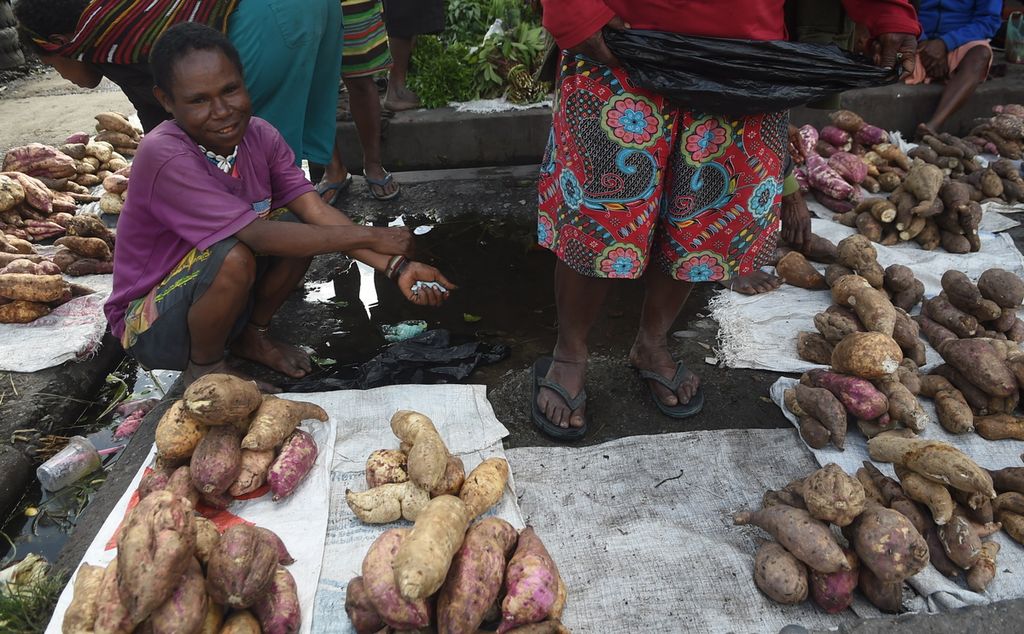 Sweet potato seller at Tolikelek Market, Jayawijaya Regency, Thursday (11/18/2022). A number of residents are still growing various local sweet potato varieties that have been planted by Papuans.
