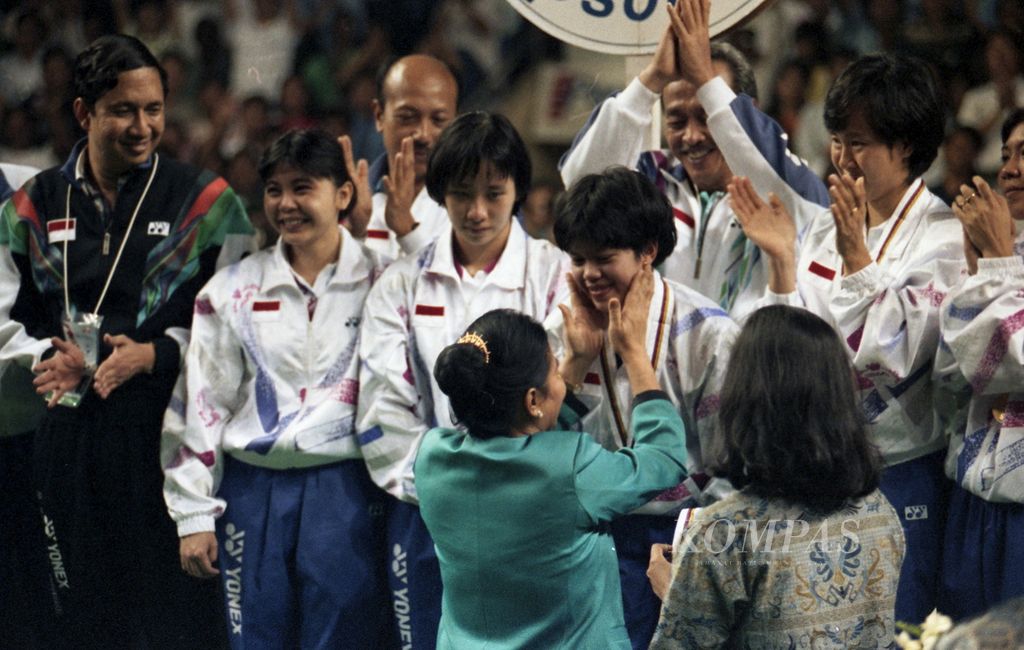Istri Wakil Presiden Indonesia, Ny Try Sutrisno, mengusap wajah Mia Audina Tjiptawan, usai menyerahkan medali kepada Mia dan para pemain lainnya, setelah regu putri Indonesia merebut Piala Uber, 20 Mei 1994. Indonesia mengalahkan China, 3-2.