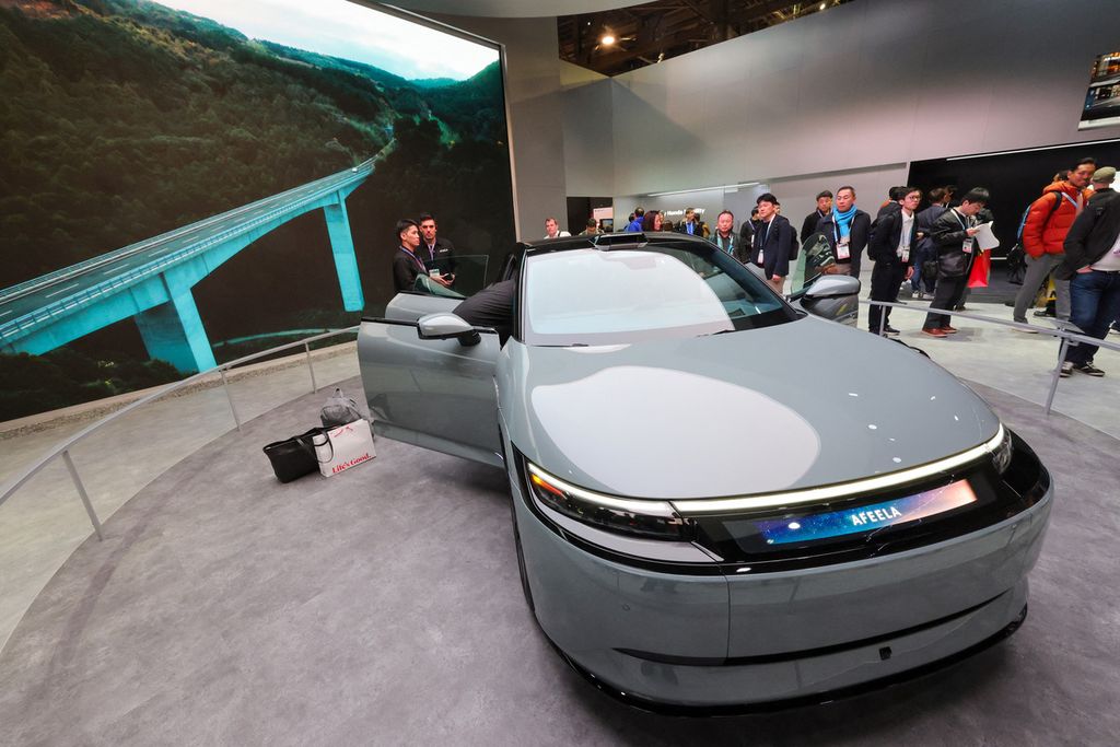 Perusahaan patungan Sony-Honda memperkenalkan Afeela, kendaraan listrik hasil kolaborasi mereka di CES 2024, Las Vegas, Amerika Serikat, 10 Januari 2024. Ini prototipe kendaraan listrik ketiga mereka setelah mereka mengenalkan Vision S-01 pada 2020 dan S-02 pada 2022. 