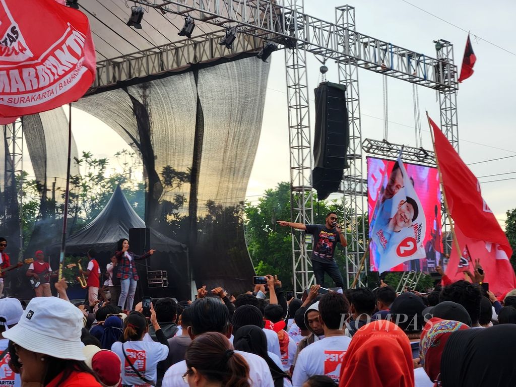 Anggota Dewan Pembina PSI Giring Ganesha menyanyi di hadapan para pendukungnya dalam kampanye terbuka di Kota Surakarta, Jawa Tengah, Senin (22/1/2024). Acara itu dihadiri Ketua Umum PSI Kaesang Pangarep.