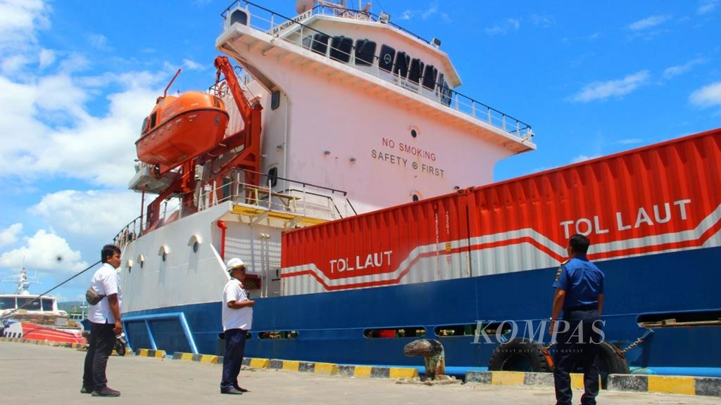 Kapal tol laut bersandar di Pelabuhan Larantuka, Kabupaten Flores Timur, Nusa Tenggara Timur pada Selasa (25/2/2020). Kendati dilayani tol laut, harga barang di daerah itu tidak turun.