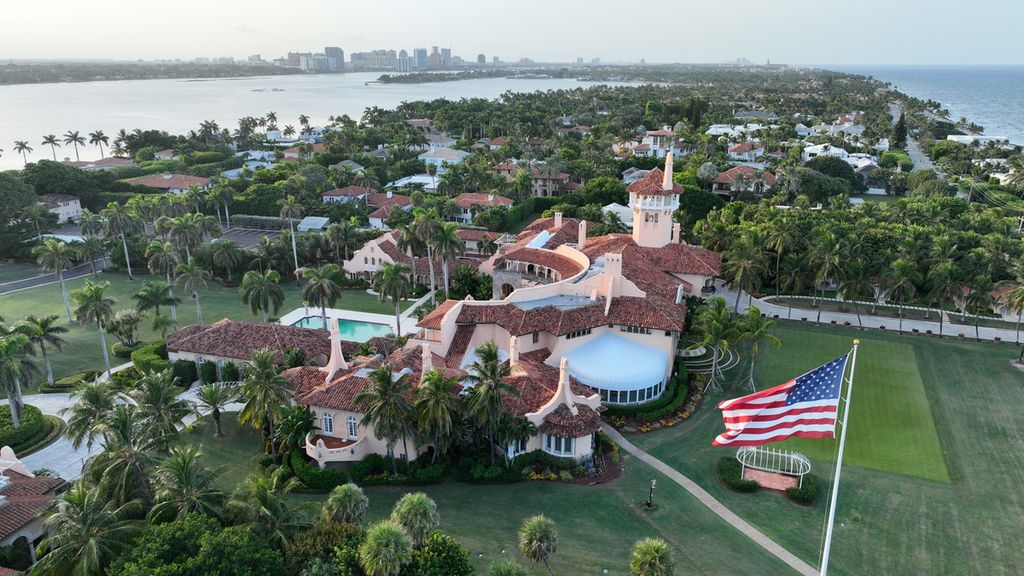 Foto udara rumah peristirahatan mantan Presiden AS Donald Trump di Mar-a-Lago, Palm Beach, Florida, Rabu (10/8/2022). FBI dua hari sebelumnya menggeledah rumah tersebut untuk memeriksa kemungkinan Trump menyimpan sejumlah dokumen rahasia dari Gedung Putih.
