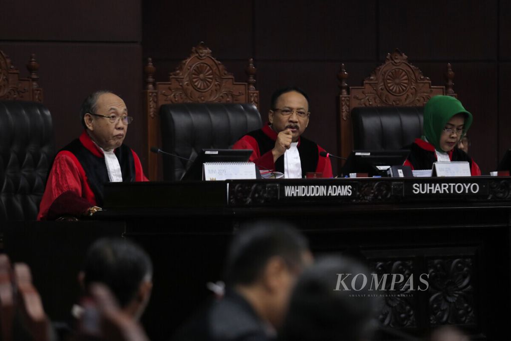 Hakim Wahiduddin Adams, Suhartoyo, dan Enny Nurbaningsih (dari kiri ke kanan) saat persidangan sengketa hasil pemilu presiden di Mahkamah Konstitusi, Jakarta, Jumat (21/6/2019).
