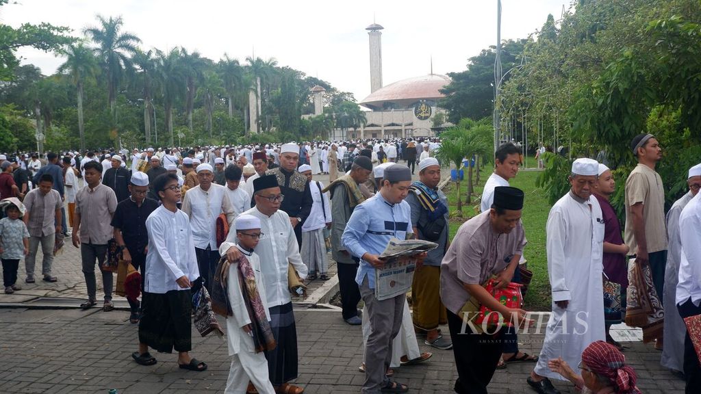 Ribuan jemaah berjalan pulang seusai menunaikan shalat Idul Fitri 1445 H di Masjid Raya Sabilal Muhtadin, Banjarmasin, Kalimantan Selatan, Rabu (10/4/2024).