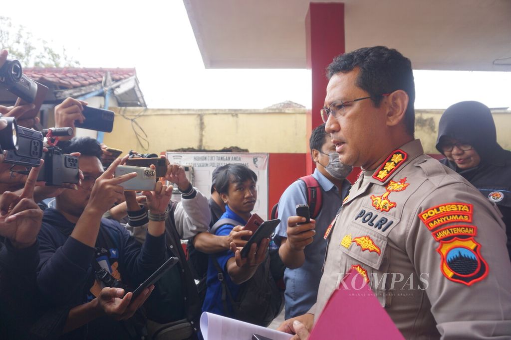 Kepala Kepolisian Resor Kota Banyumas Kombes Edy Suranta Sitepu menyampaikan keterangan pers di Purwokerto, Banyumas, Jawa Tengah, Senin (5/6/2023).