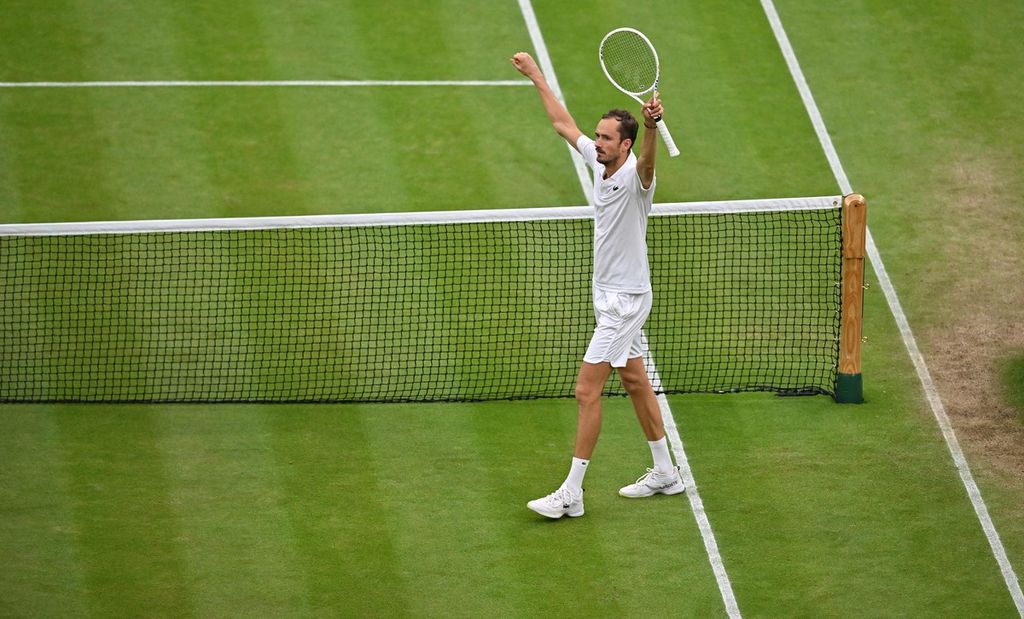 Daniil Medvedev merayakan kemenangan atas Jannik Sinner pada perempat final Wimbledon di All England Club, Wimbledon, London, Inggris, Selasa (9/7/2024). 