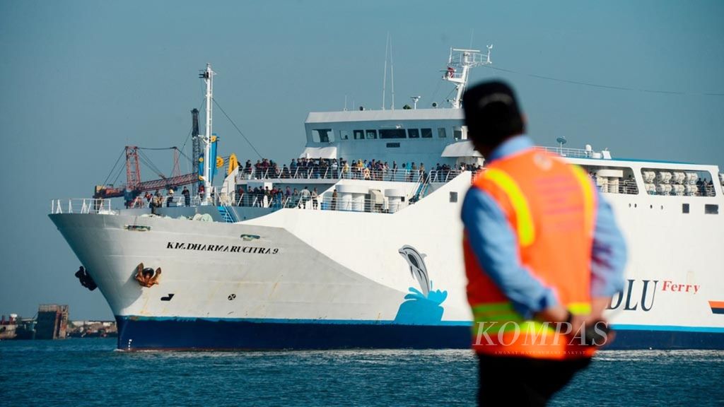 Petugas mengawasi Kapal Dharma Rucitra 9 yang membawa penumpang dari Kumai saat bersandar di Pelabuhan Tanjung Emas, Kota Semarang, Jawa Tengah, Rabu (29/5/2019).