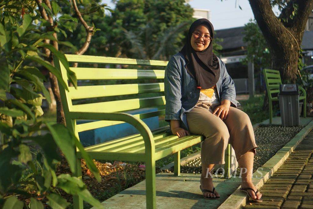Siti Arum Purwandani (26) berpose di sekitar rumahnya di Kota Bekasi, Jawa Barat, Senin (15/4/2024).