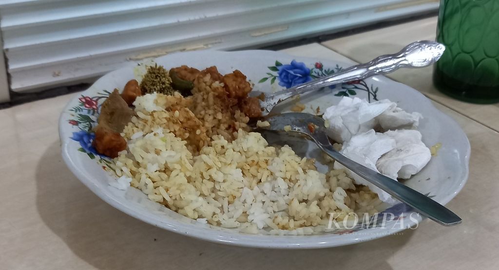 Piring berisi penuh makanan yang tidak dihabiskan oleh konsumen di sebuah warteg di Serpong, Tangerang Selatan.