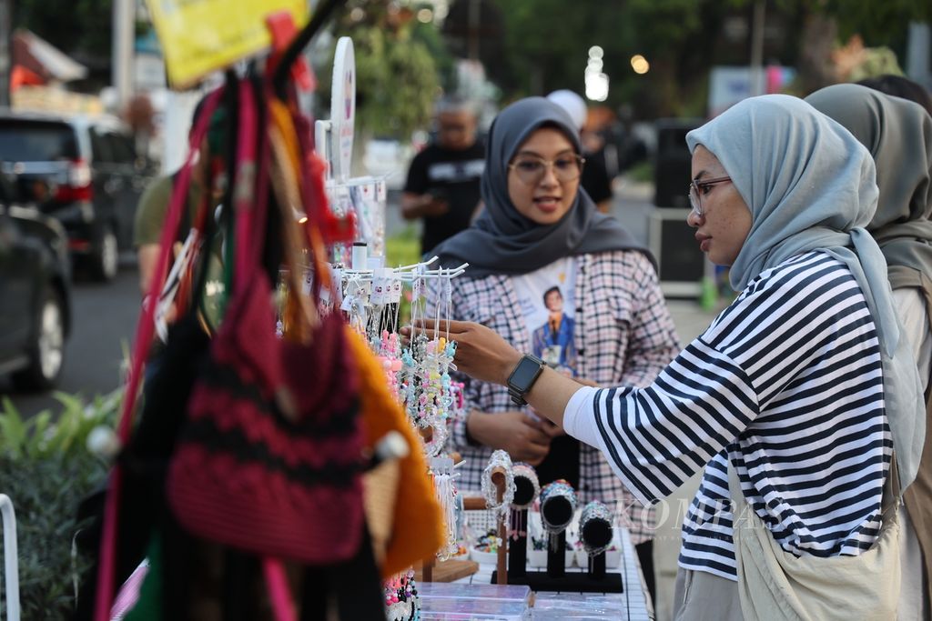 Pegiat UMKM menjajakan dagangannya dalam acara Kotabaru Ceria di kawasan Kotabaru, Yogyakarta, Sabtu (29/6/2024) sore. Kotabaru Ceria digelar setiap hari Sabtu pada akhir bulan sebagai sarana wisata alternatif sekaligus memecah kepadatan wisatawan di area Malioboro. 