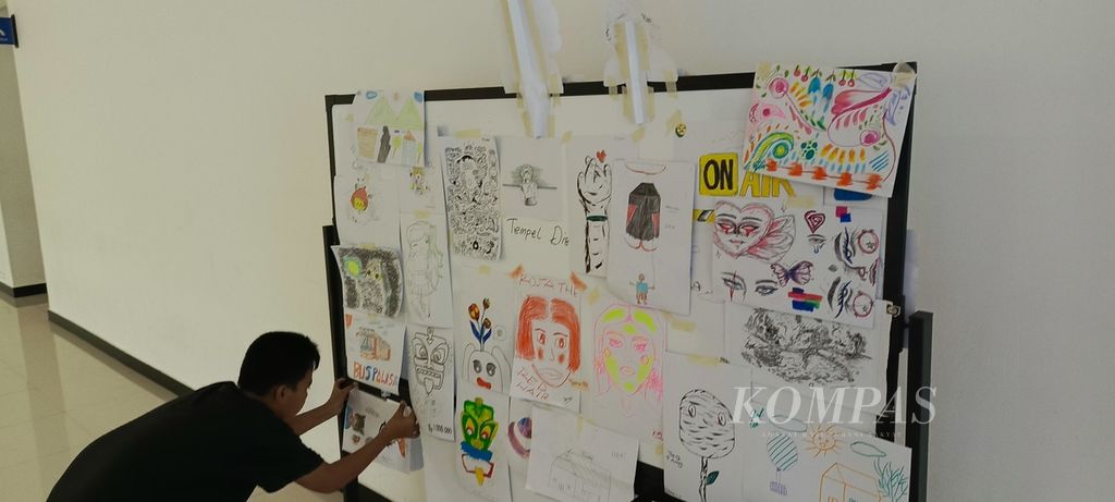 Anak-anak menggambar bebas untuk kemudian dianimasikan oleh tim Rimbun Project Wahyu Suntoon dalam Craft International Animation Festival (Craft Animfest) IV tahun 2023 , 23-28 Oktober di gedung MCC, Kota Malang, Jawa Timur. 