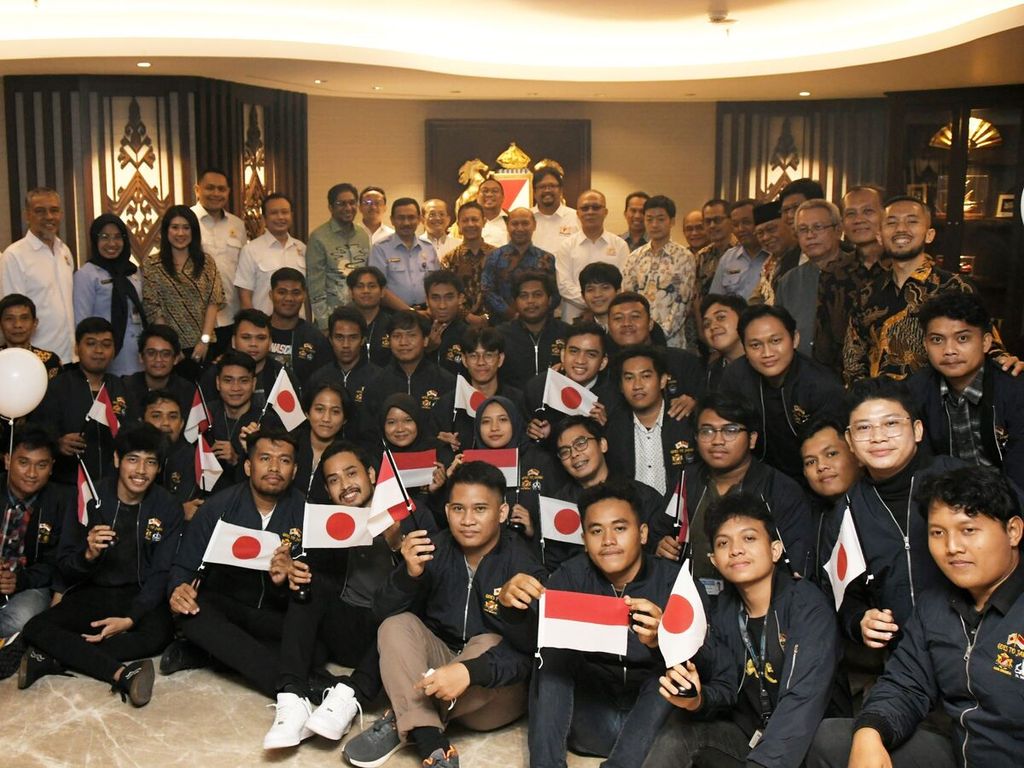 The Indonesian Chamber of Commerce and Industry (Kadin) supports an internship program for Indonesian students in Japan. This program, which aims to support the Independent Learning and Free Campus (MBKM) program by 2023, provides opportunities for students to directly experience the real world of work.
