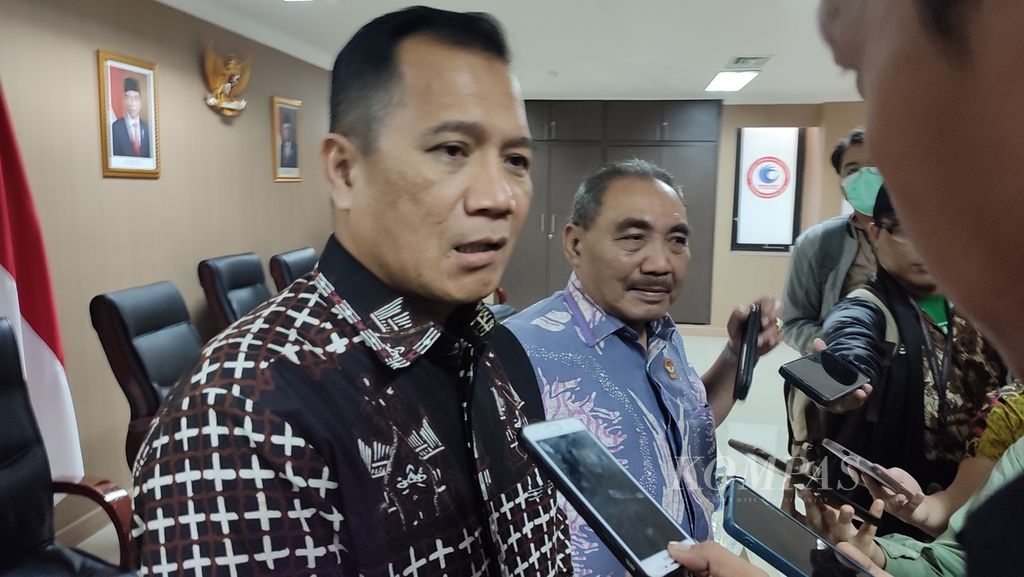 Ketua tim Panitia Seleksi LPSK periode 2024-2029 Dhahana Putra (kiri) dan Ketua LPSK 2019-2024 Hasto Atmojo Suroyo (kanan) seusai jumpa pers tentang seleksi anggota LPSK 2024-2029, Jumat (18/8/2023).