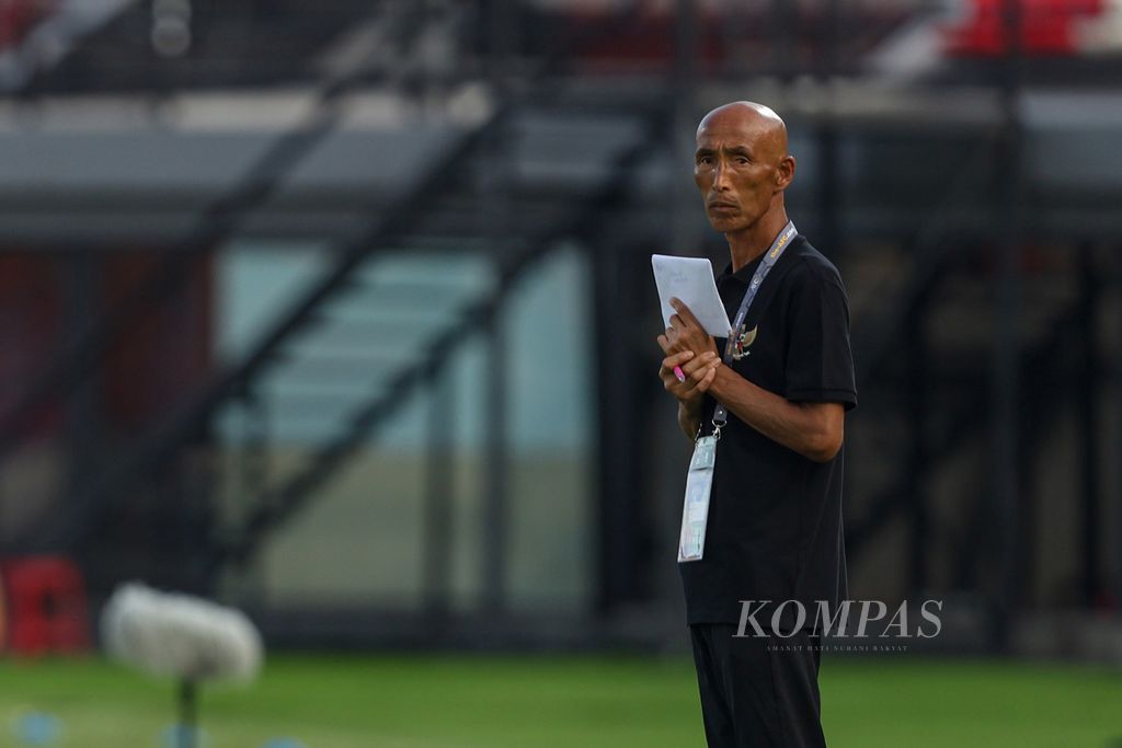 Pelatih Tim Putri Indonesia U-17 Satoru Mochizuki melihat anak didiknya saat melawan Tim Putri Korea Utara U-17 pada pertandingan Grup A Piala Asia Putri U-17 di Stadion Kapten I Wayan Dipta, Gianyar, Bali, Minggu (12/5/2024). 