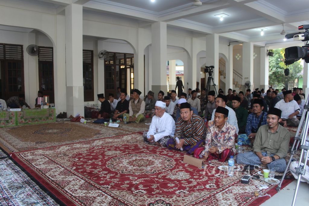 Suasana pembahasan Bahtsul Masail Kubro yang digelar Lembaga Bahtsul Masail Pengurus Wilayah Nahdlatul Ulama Jawa Barat di Pondok Pesantren KHAS Kempek, Kabupaten Cirebon, Kamis (24/8/2023) sore. 