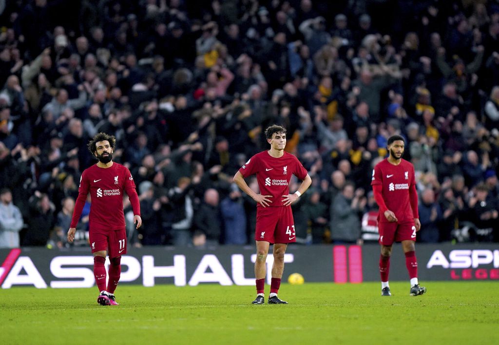 Reaksi pemain Liverpool, antara lain Mohamed Salah, Stefan Bajcetic, dan Joe Gomez, setelah pemain Wolverhampton Wanderers, Ruben Neves, mencetak gol ketiga pada pertandingan Liga Inggris di Stadion Molineux, Wolverhampton, Sabtu (4/2/2023). Liverpool kalah 0-3 dari tim tuan rumah. 