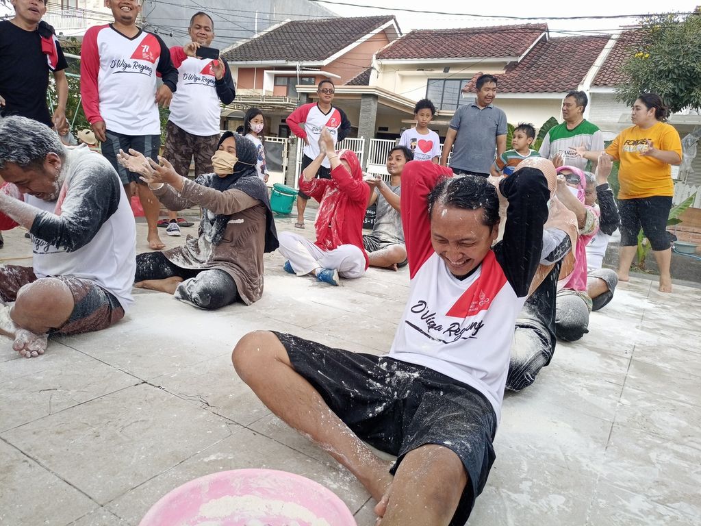 Warga perumahan Dwiga Regency, Lowokwaru, Kota Malang, Jawa Timur, Rabu (17/8/2022), merayakan HUT RI dengan aneka lomba. 