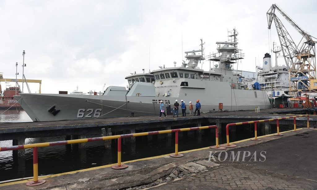 Dua kapal cepat rudal pesanan Kementerian Pertahanan RI dalam proses penyelesaian di Divisi Kapal Perang di PT PAL Indonesia (Persero), Kota Surabaya, Jawa Timur, Kamis (29/9/2022). 