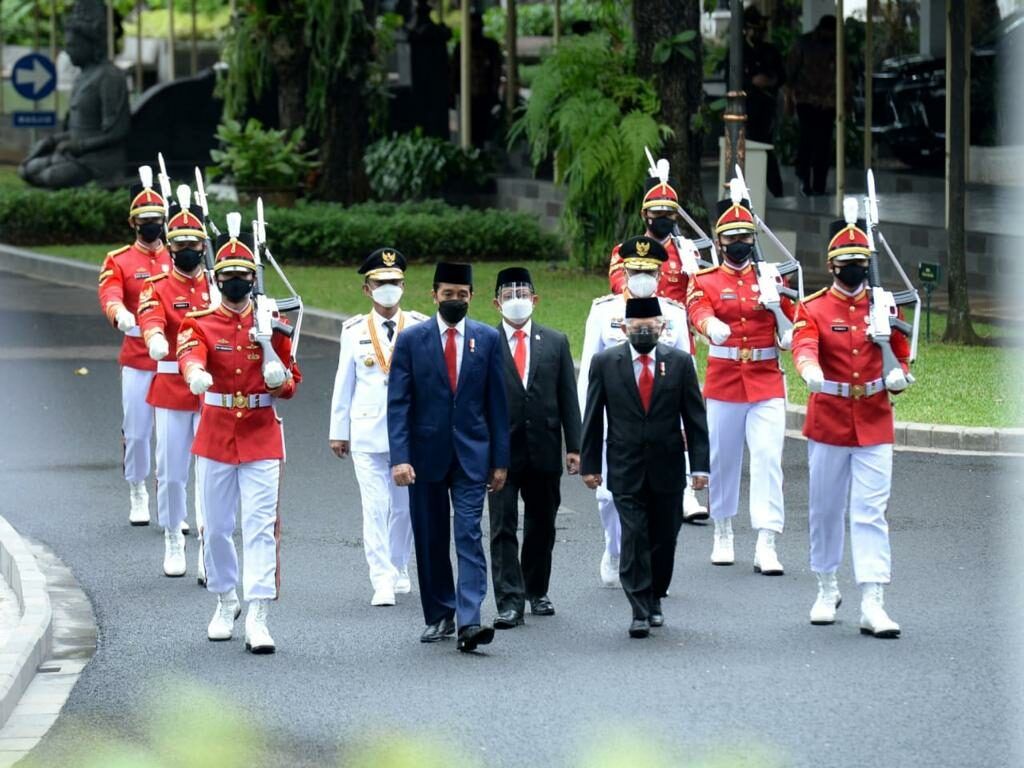 Presiden Joko Widodo melantik Gubernur Sulawesi Tengah Rusdy Mastura dan Wakil Gubernur Sulawesi Tengah Ma\'mun Amir untuk masa jabatan 2021- 2024 di Istana Negara, Jakarta, pada Rabu (16/6/2021) sore