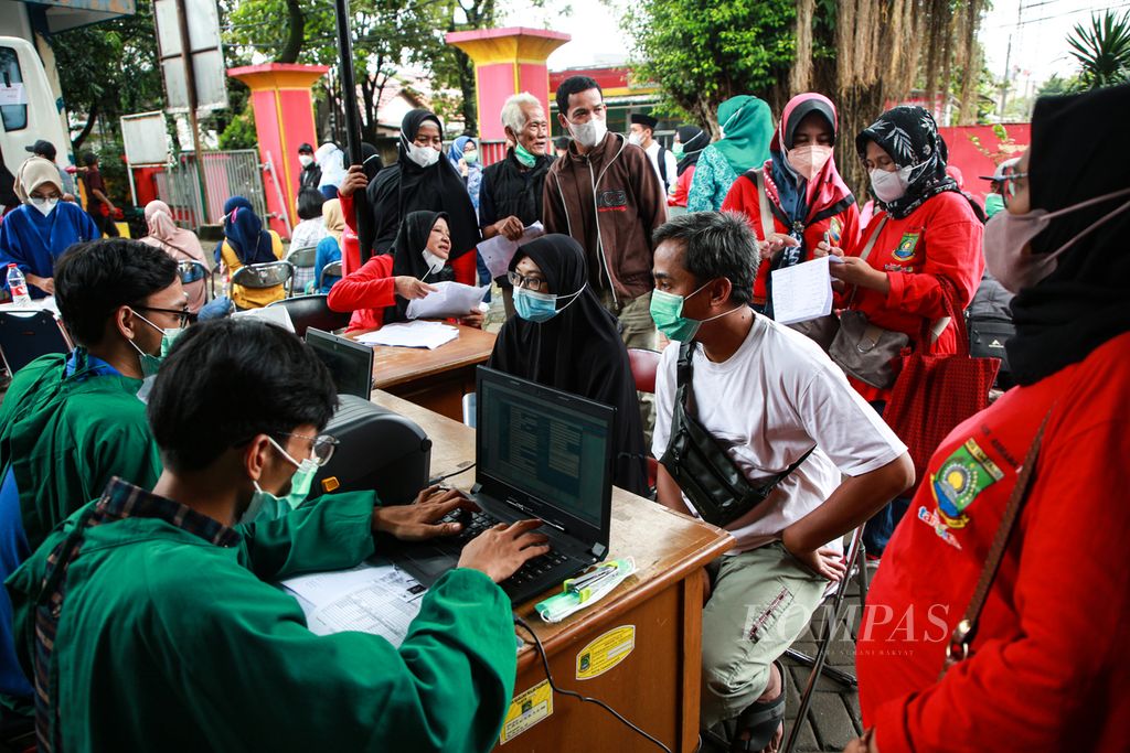 Petugas mendata warga yang akan menjalani rontgen paru dalam kegiatan penapisan tuberkulosis (TBC) di kantor Kecamatan Larangan, Kota Tangerang, Banten, Kamis (5/1/2023).