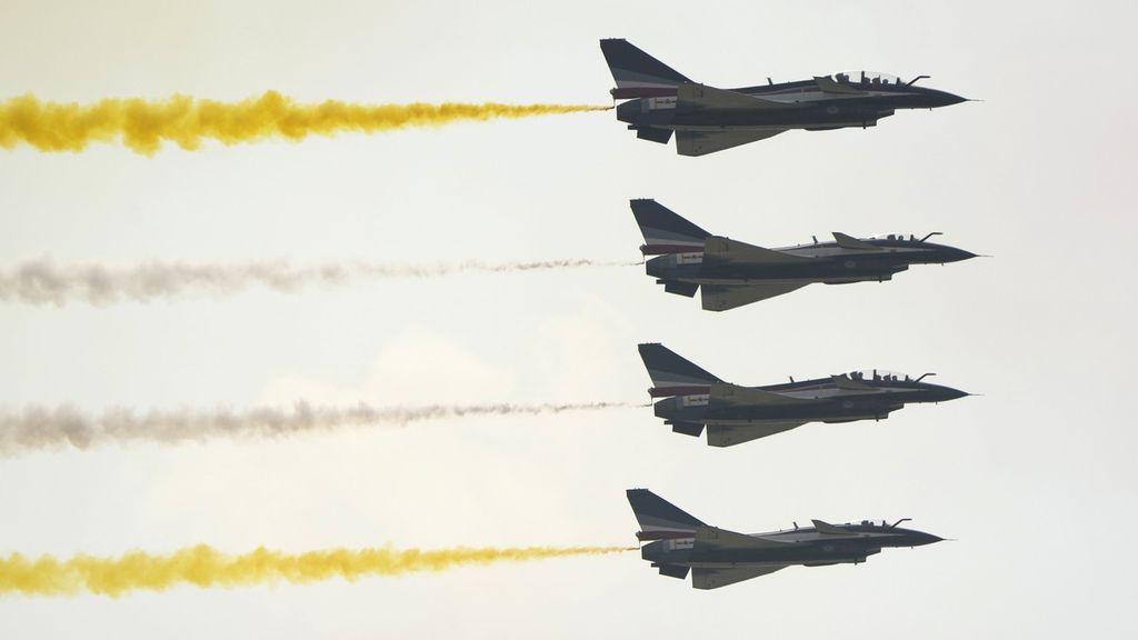 Anggota tim aerobatik ”1 Agustus” Tentara Pembebasan Rakyat China tampil saat Pameran Penerbangan dan Antariksa China Ke-13 atau dikenal sebagai Airshow China 2021, di Provinsi Guangdong, China, 28 September 2021. 