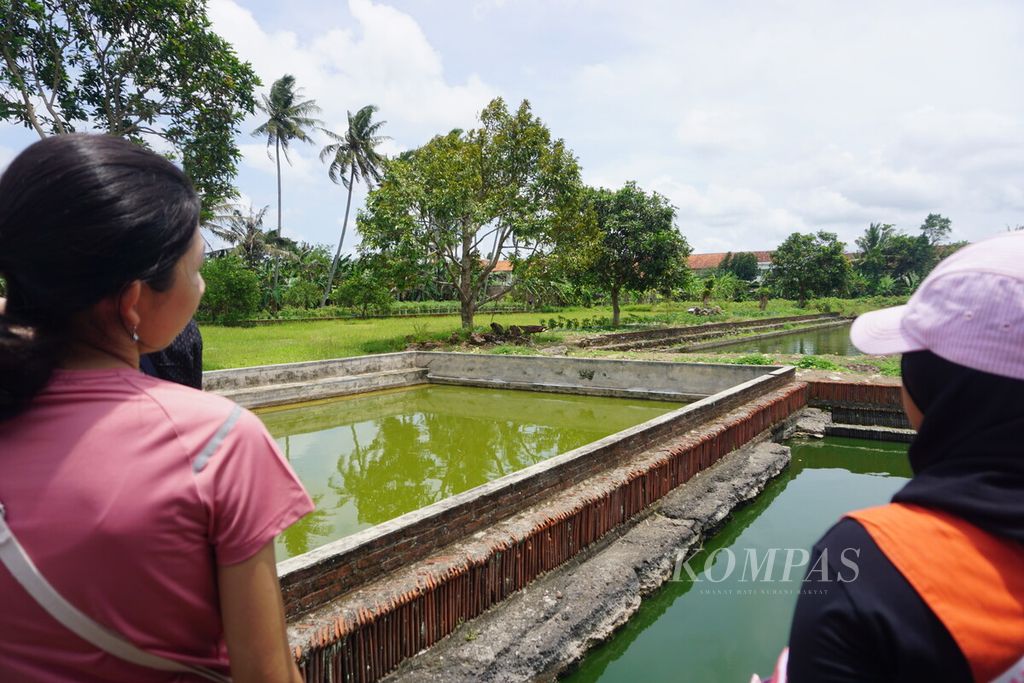 Peserta Prembun Heritage Walk bertema “Jelajah Lawang Wetan” melihat bekas fondasi Pabrik Gula Prembun, Kebumen, Jawa Tengah, Sabtu (24/9/2022). Wisata sejarah ini adalah kerja sama Joglo Prembun, Biro Wisata Milangkori, dan Komunitas Pusaka Prembun atau Kupu. 