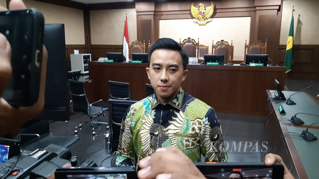 Kuasa hukum Teddy Tjokrosaputro, Genesius Anugerah, seusai sidang pembacaan putusan terhadap terdakwa Teddy Tjokrosaputro, Rabu (3/8/2022), di Pengadilan Tipikor Jakarta.
