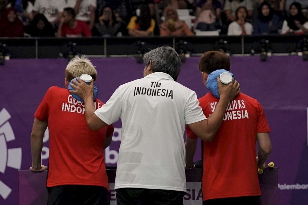 Kevin Sanjaya (kanan) dan Marcus Gideon bersama pelatih Herry IP (tengah).