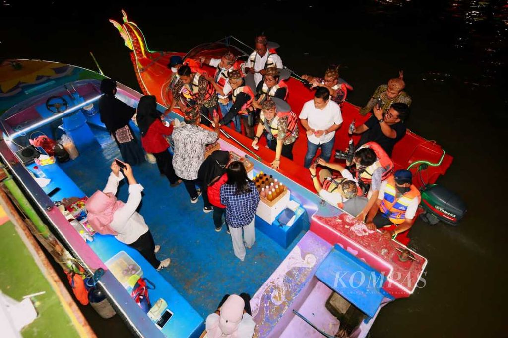 Sembari menaiki perahu, puluhan awak media pada Rabu (15/6/2022) menikmati eksotisme malam di Kota Surabaya dengan menyusuri Kalimas. Rombongan berangkat dari dermaga Monkasel dan singgah di pasar apung dermaga Taman Prestasi. Perjalanan dilanjutkan dengan menikmati pameran lukisan di dermaga Taman Ekspresi dan berakhir di dermaga Siola.