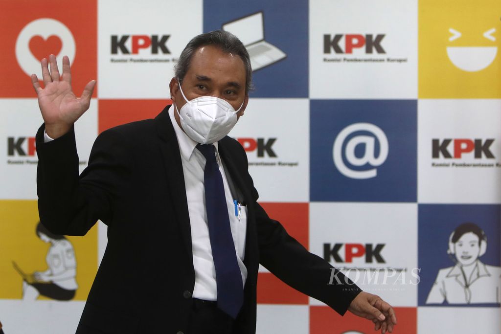 Anggota Dewan Pengawas KPK, Syamsuddin Haris, memberikan keterangan mengenai putusan terhadap pegawai KPK yang melanggar kode etik di Gedung KPK, Jakarta, Kamis (8/3/2021). 