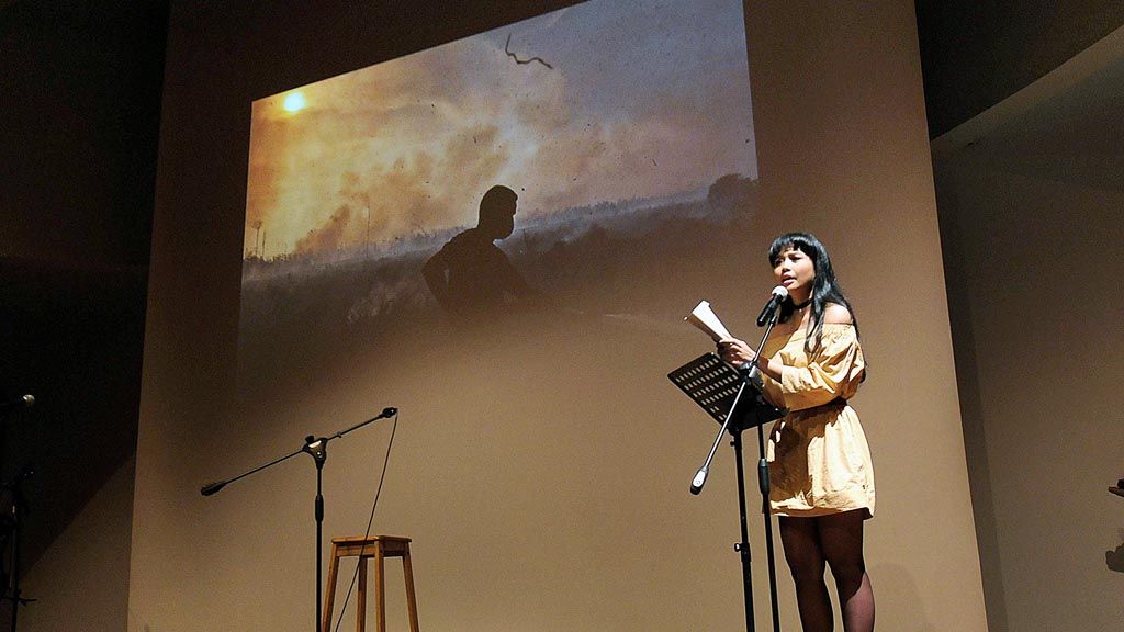 Saras Dewi membacakan sajak-sajaknya dalam acara Poetry for Mother Earth di Jakarta, Kamis (27/4).