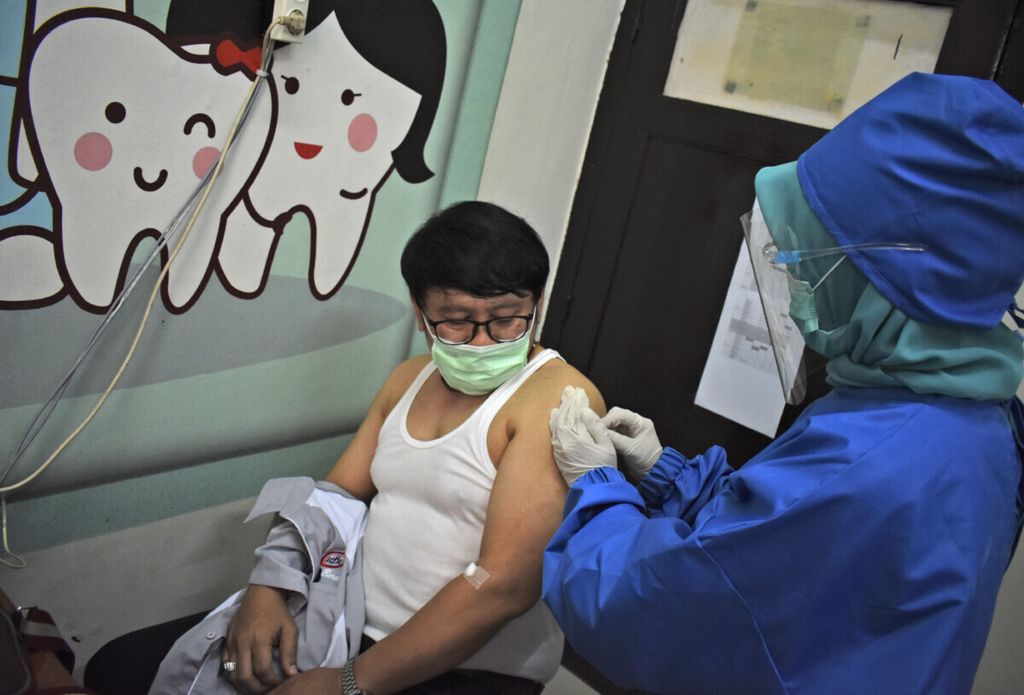 A medical worker gives coronavirus vaccine candidate to a volunteer during a trial at a community health center in Bandung, West Java, Indonesia, Friday, Aug. 14, 2020. Indonesia’s only vaccine production company has started this week a so-called phase 3 clinical trials to test a potential coronavirus vaccine developed by a Chinese company. 