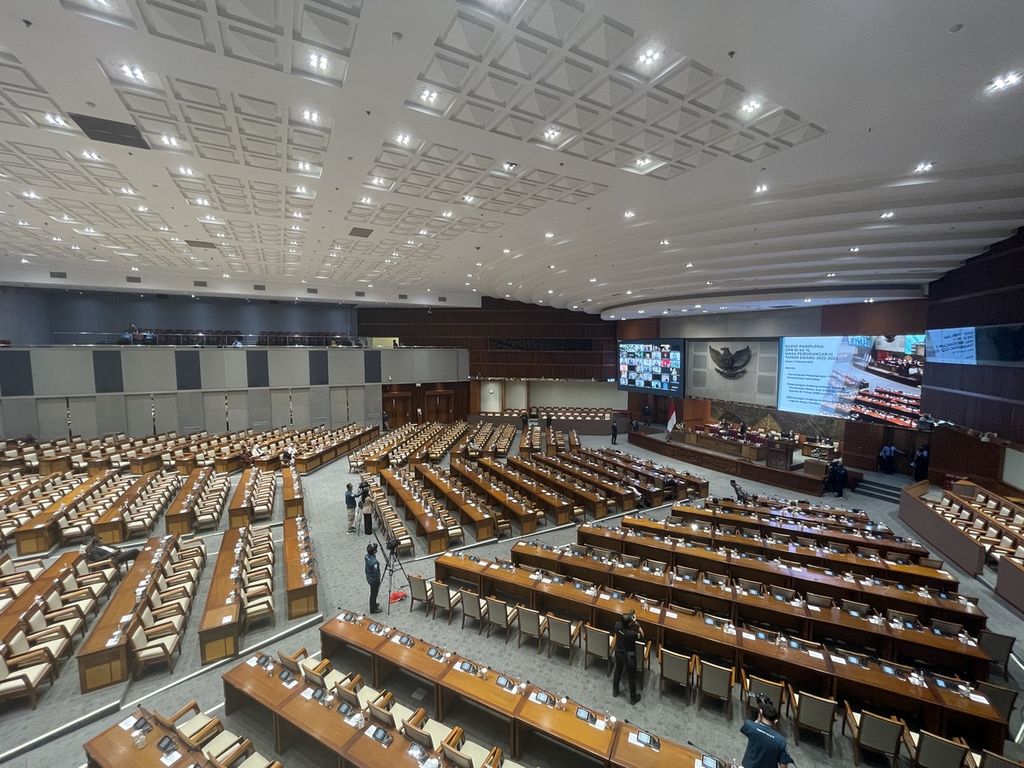Rapat Paripurna DPR masa persidangan III 2022-2023 di Kompleks Parlemen, Jakarta, Selasa (7/2/2023).