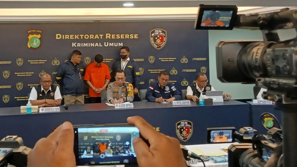 Suspect Yudha Arfandi (33) was presented at a press conference at the building of the General Crime Criminal Investigation Directorate of the Jakarta Metro Police on Monday (12/2/2024).
