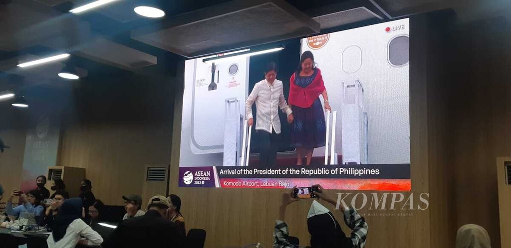 Layar di Pusat Media KTT Ke-42 ASEAN menayangkan secara langsung kedatangan Presiden Filipina Ferdinand Marcos Jr dan Louise Marcos di Bandara Komodo di Labuan Bajo, Kabupaten Manggarai Barat, Nusa Tenggara Timur, Selasa (9/5/2023),