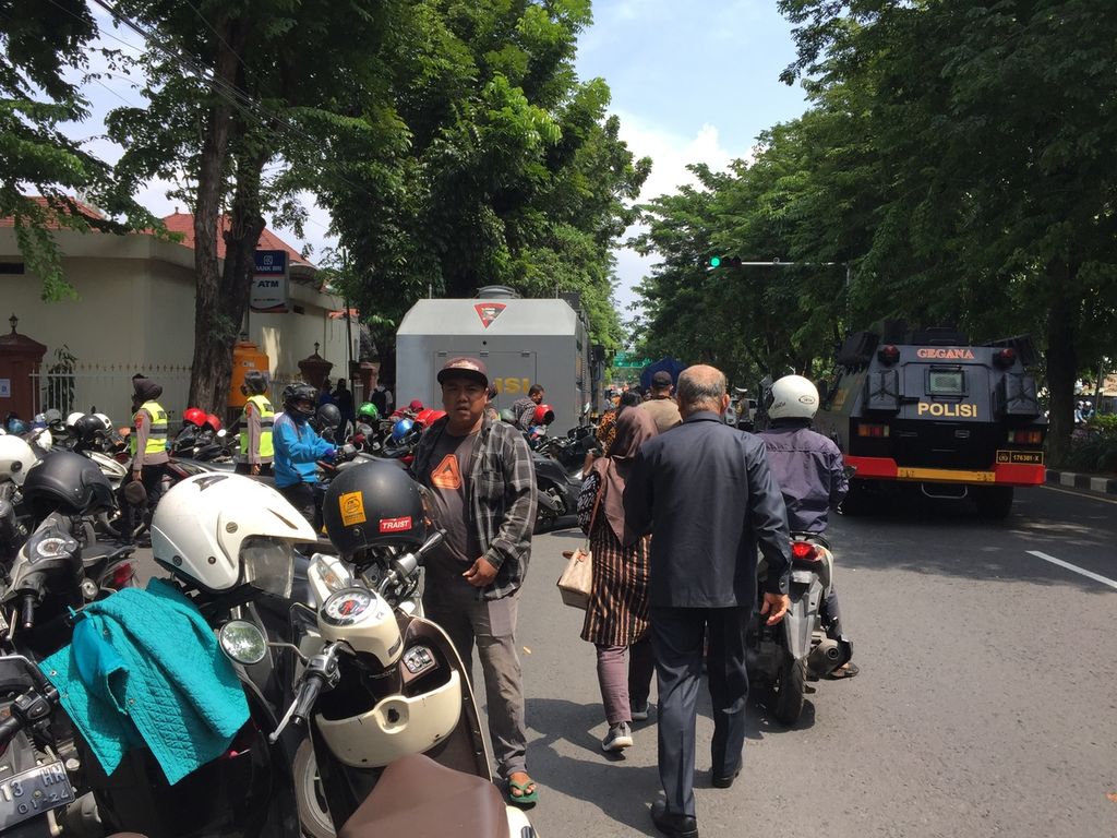 Suasana lalu lintas di depan gedung Pengadilan Negeri Surabaya di Jalan Arjuno, Surabaya, Jawa Timur, Senin (16/1/2023), saat berlangsung sidang perdana Tragedi Kanjuruhan. 