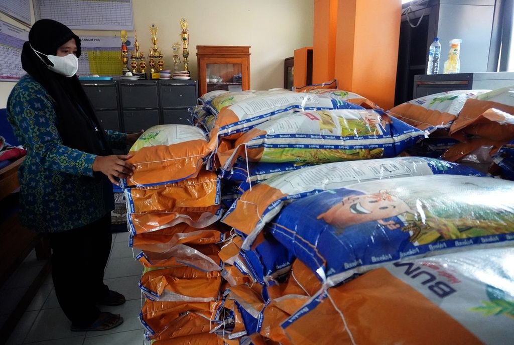 Petugas menunjukkan beras bantuan sosial yang menumpuk di kantor Kelurahan Debong Kidul, Kota Tegal, Jawa Tengah, Kamis (16/9/2021).