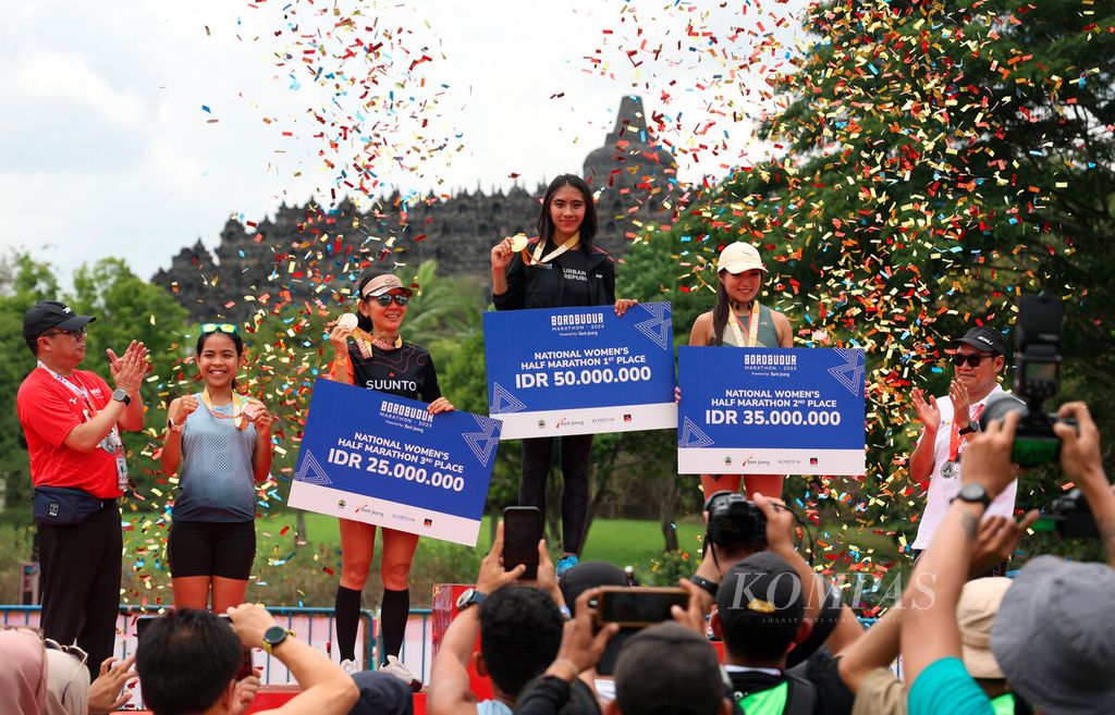 Ketiga pemenang Borobudur Marathon 2023 Powered by Bank Jateng kategori National Women's Half Marathon saat naik podium untuk menerima hadiah di Taman Lumbini, Candi Borobudur, Kabupaten Magelang, Jawa Tengah, Minggu (19/11/2023). 